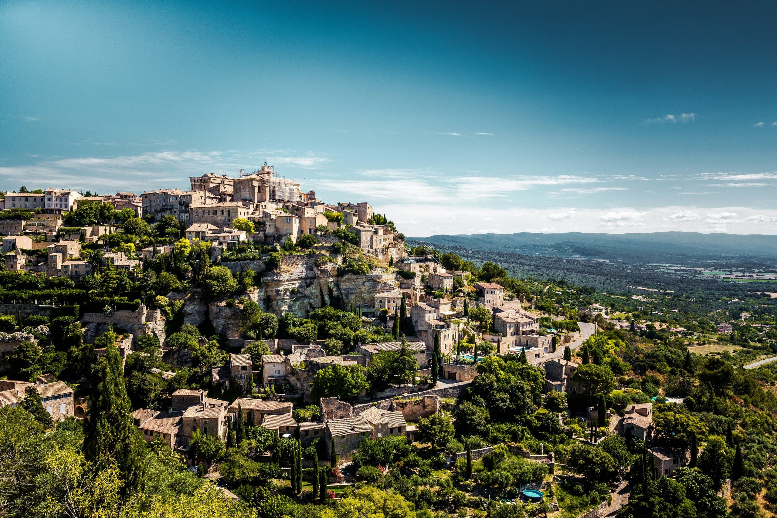 Hilltop stone village of Gordes in the Luberon